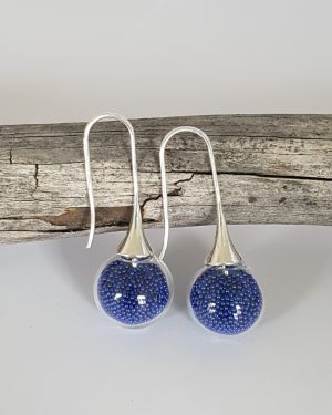 Boucles d'oreilles longues en verre soufflé et micro-billes bleu marine