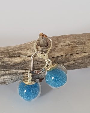 Boucles d'oreilles dormeuses bulles de verre et micro-billes bleu clair