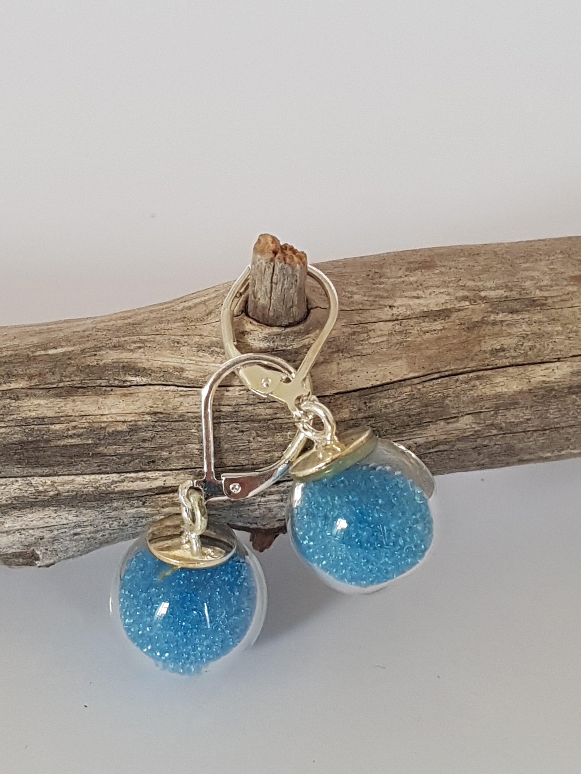 Boucles d'oreilles dormeuses bulles de verre et micro-billes bleu clair
