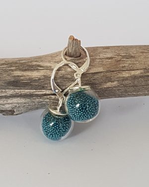 Boucles d'oreilles dormeuses bulles de verre et micro-billes bleu canard