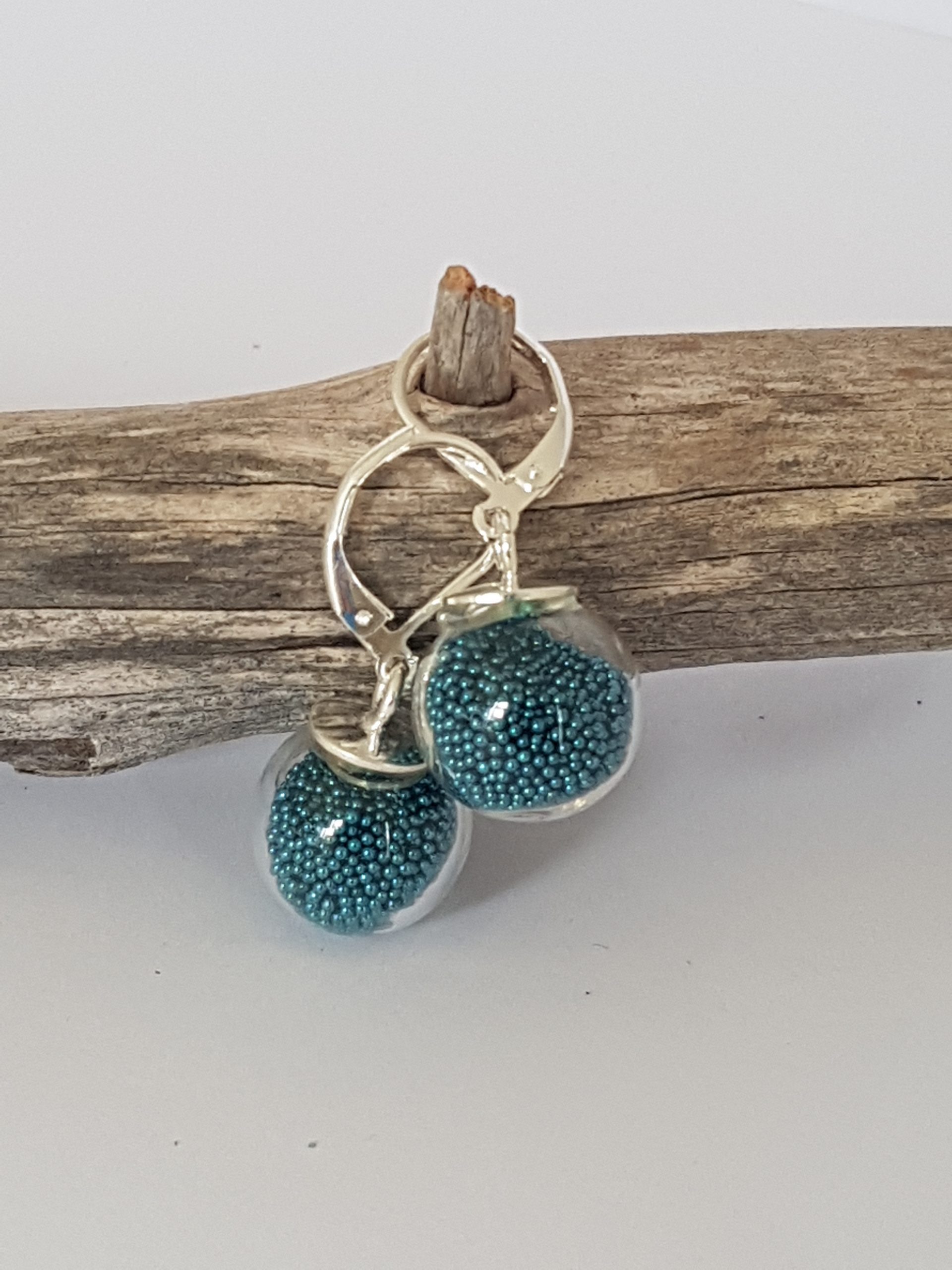 Boucles d'oreilles dormeuses bulles de verre et micro-billes bleu canard