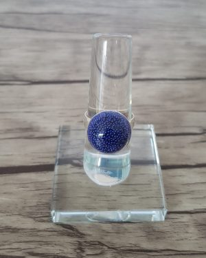 Bague dôme verre soufflé et micro-billes bleu marine