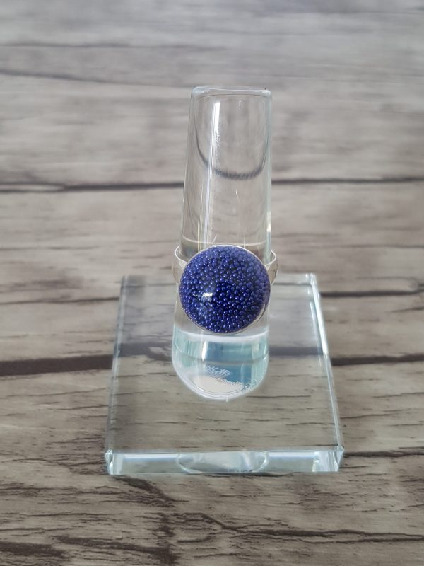 Bague dôme verre soufflé et micro-billes bleu marine