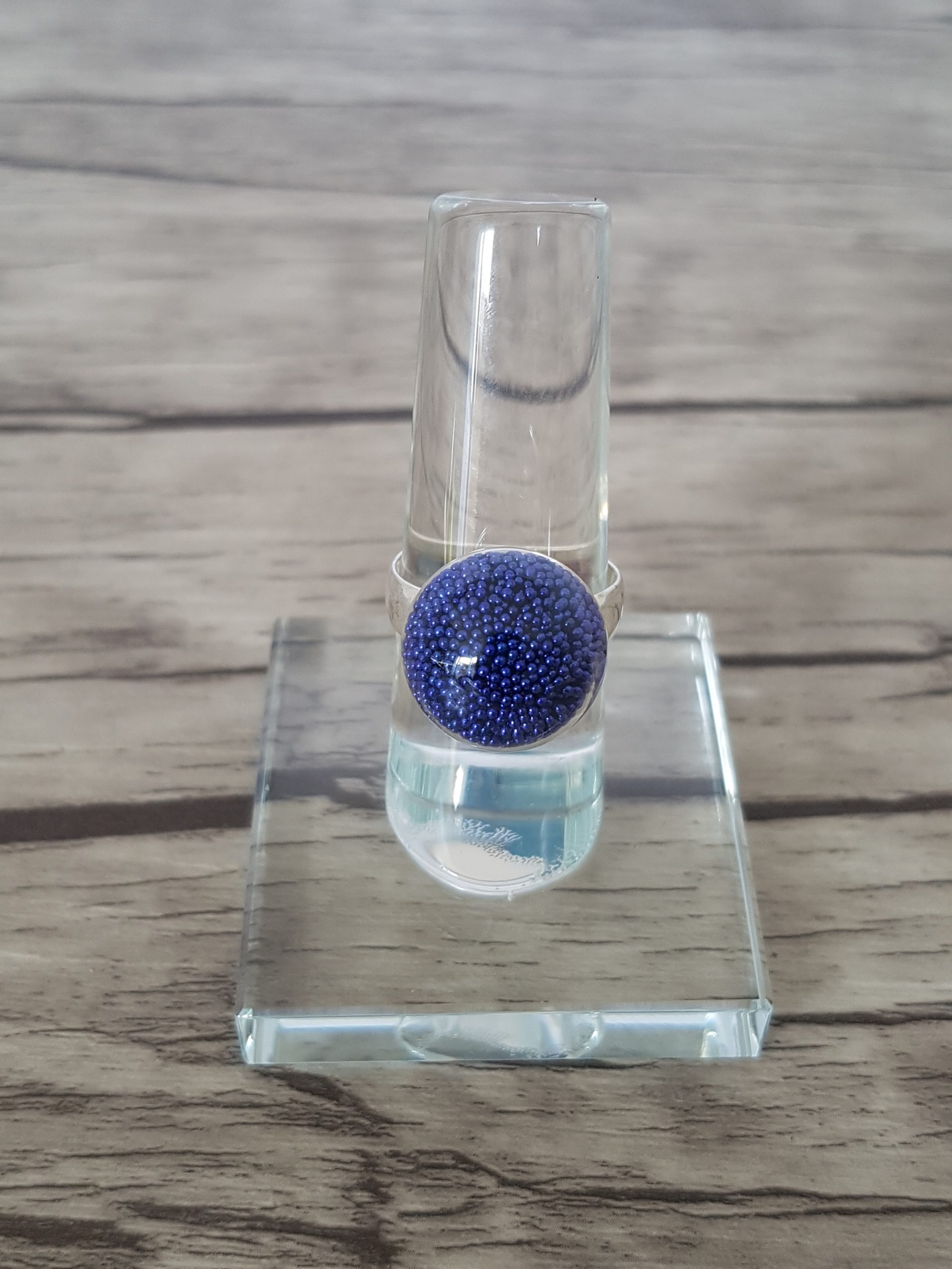 Bague dôme verre soufflé et micro-billes bleu marine