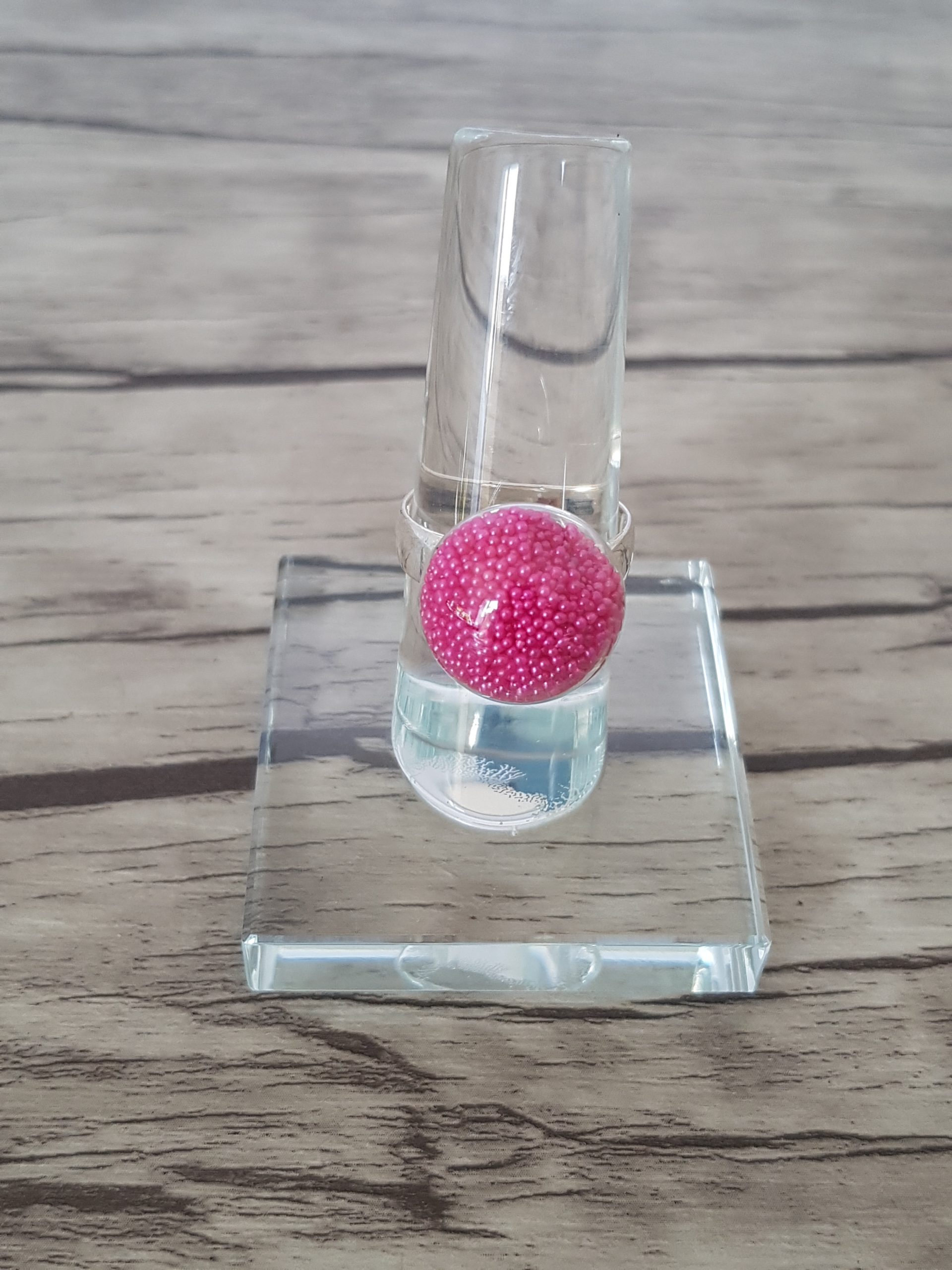 Bague dôme verre soufflé et micro-billes fuchsia