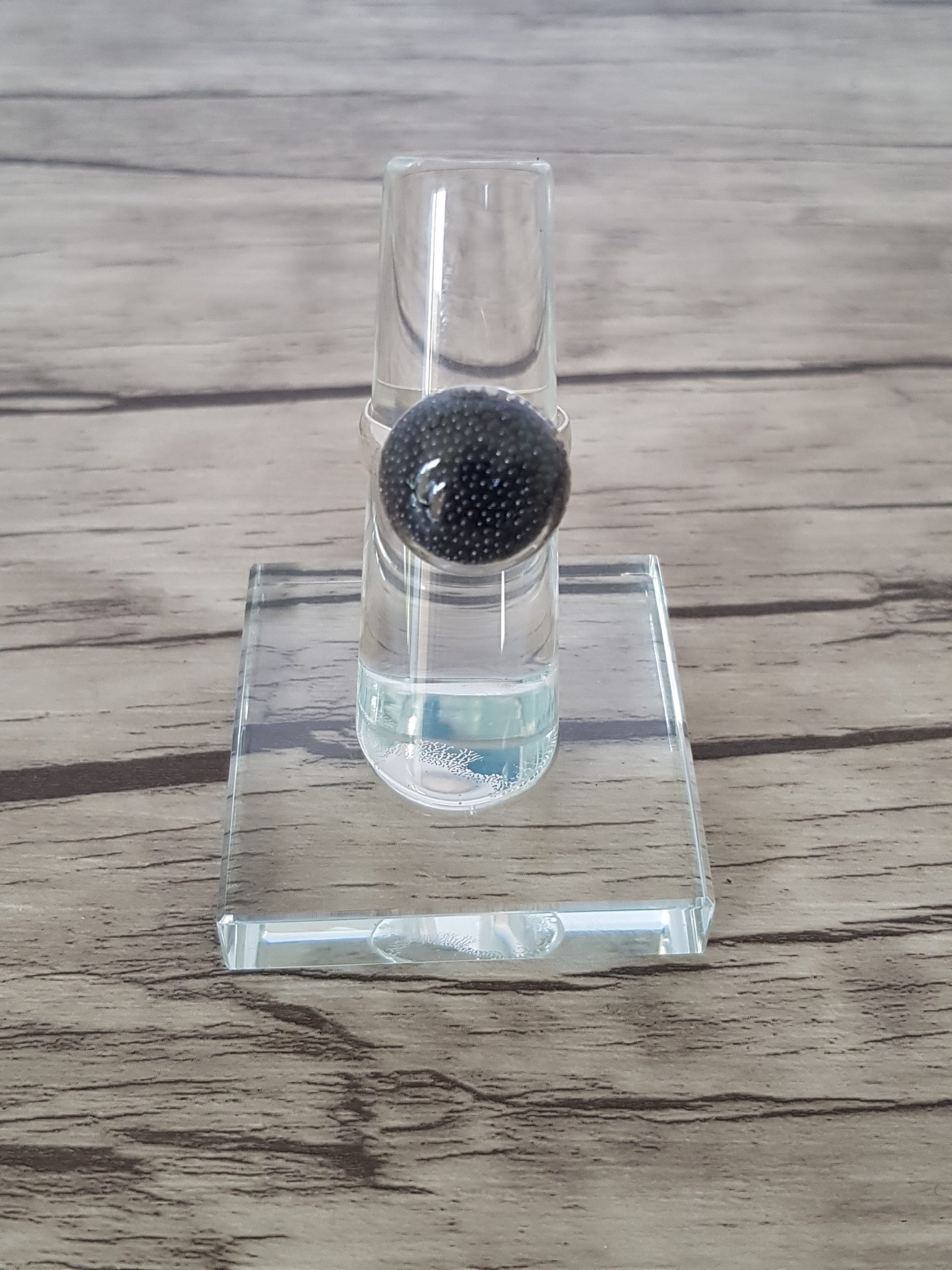 Bague dôme verre soufflé et micro-billes noir