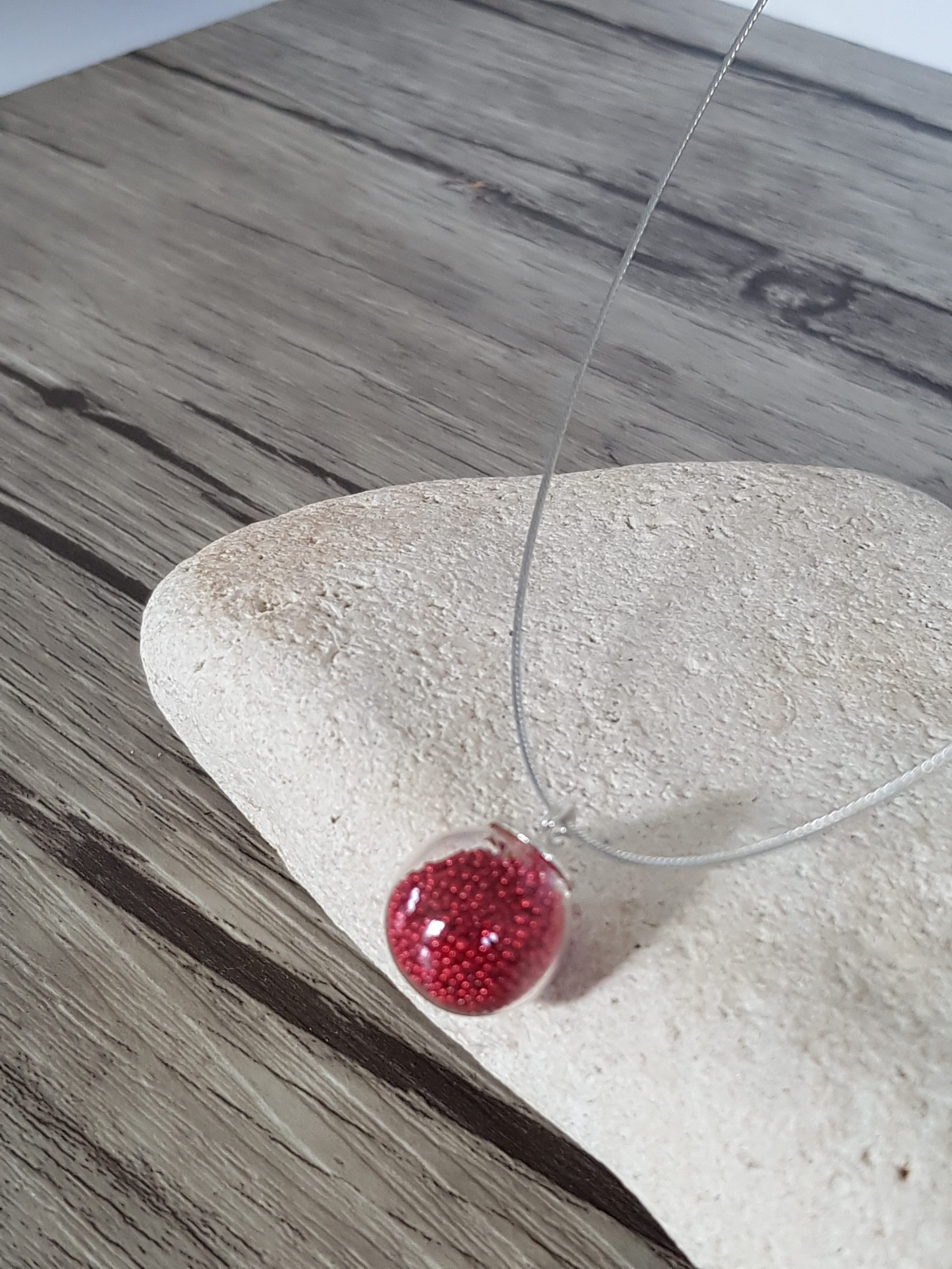 Collier bulle de verre soufflé et micro-billes rouge