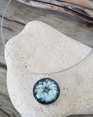 Collier cabochon fleur de glace