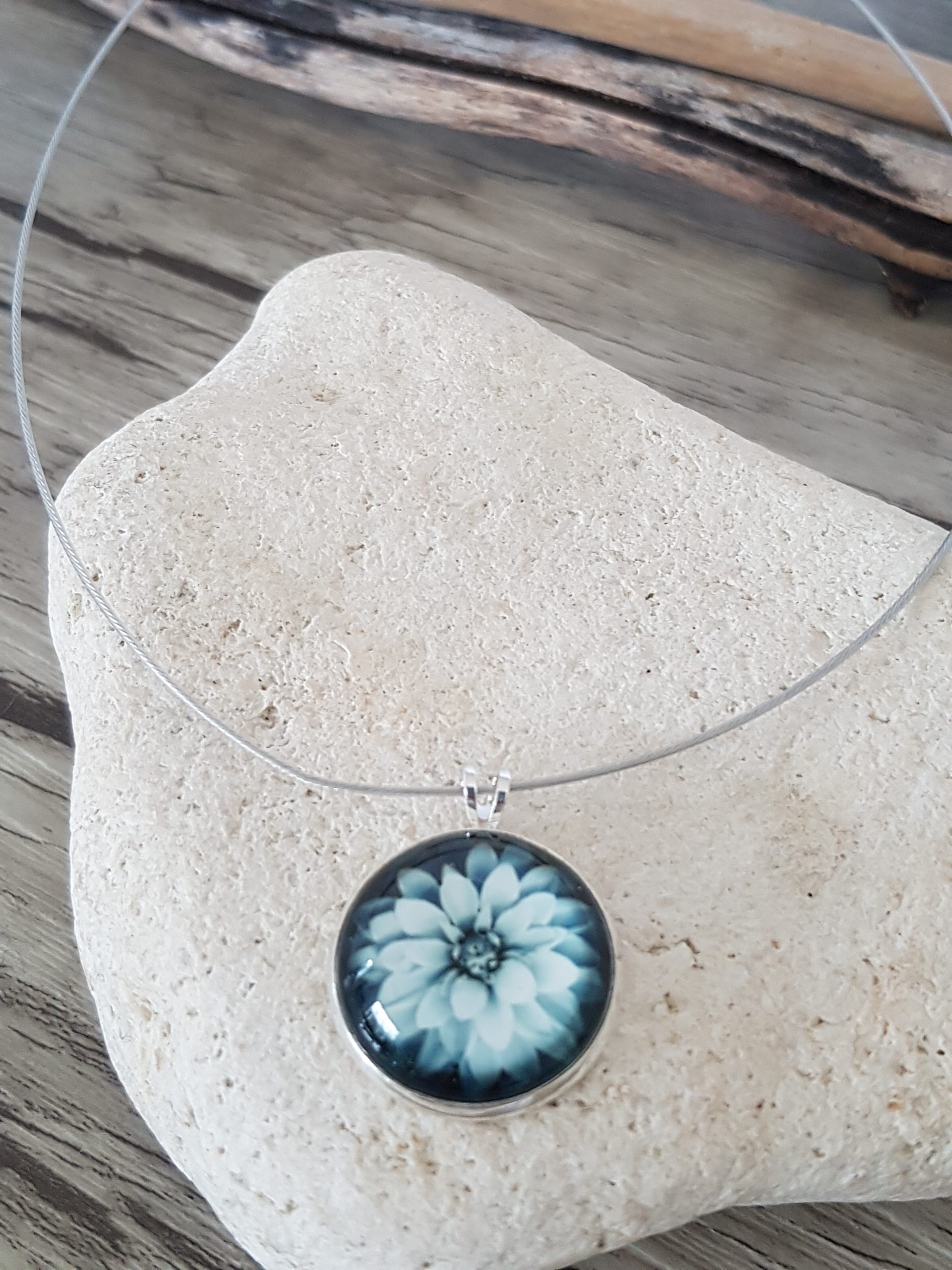 Collier cabochon fleur de glace