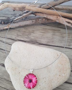Collier cabochon fleur fushia
