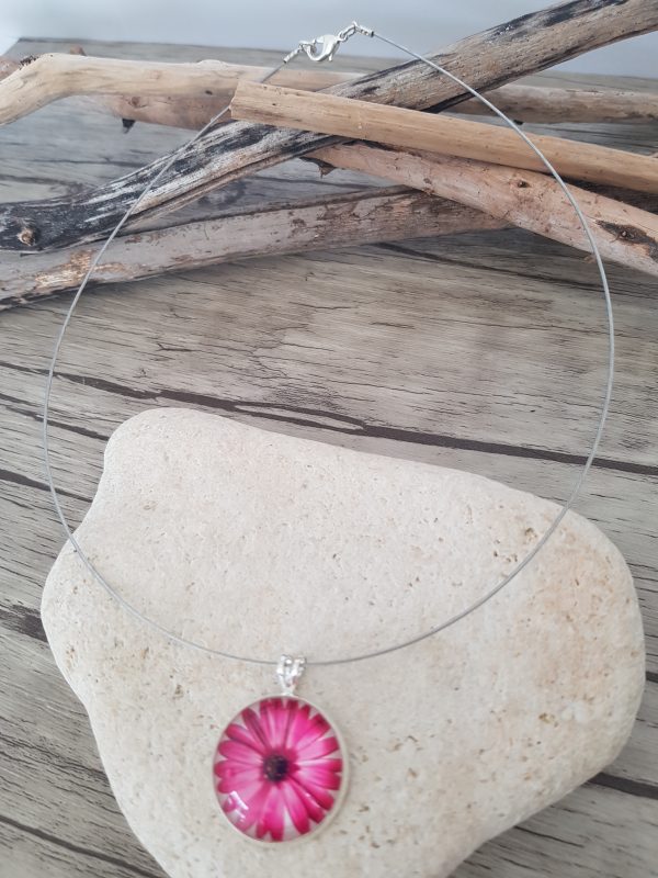 Collier cabochon fleur fushia