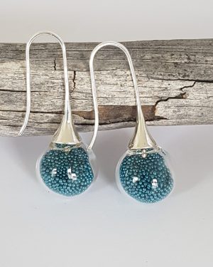 Boucles d'oreilles longues en verre soufflé et micro-billes bleu canard