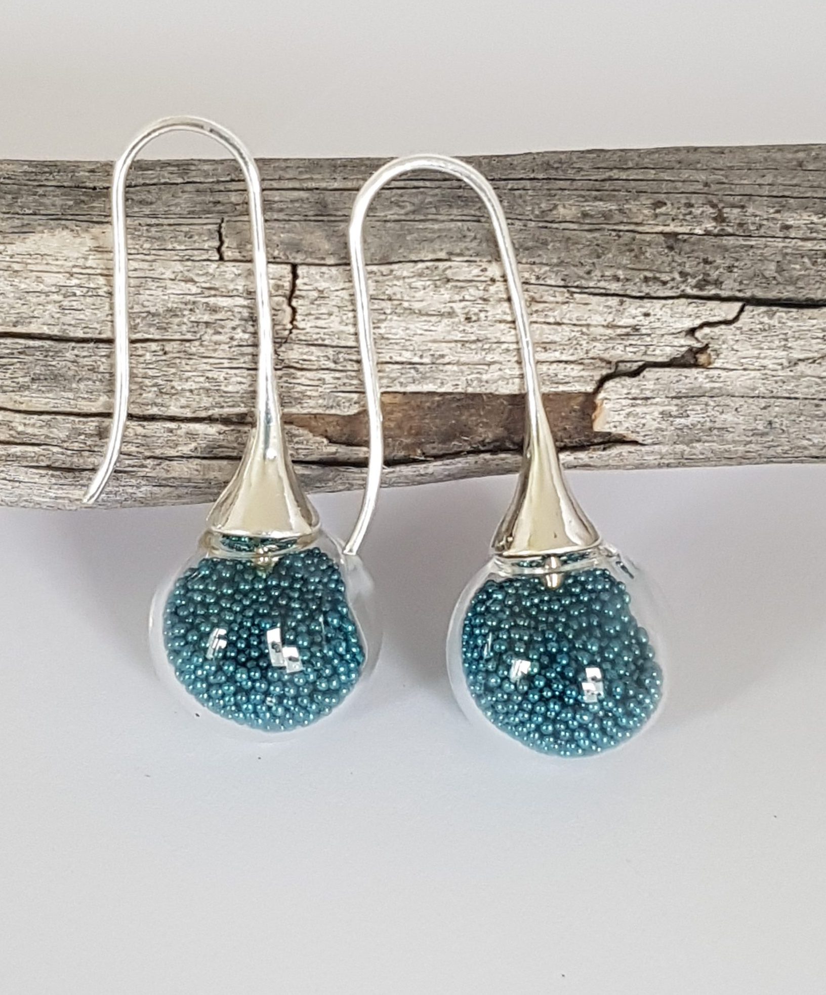 Boucles d'oreilles longues en verre soufflé et micro-billes bleu canard