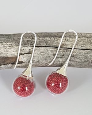 Boucles d'oreilles longues en verre soufflé et micro-billes rouge