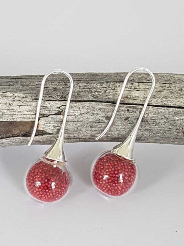 Boucles d'oreilles longues en verre soufflé et micro-billes rouge