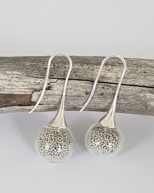Boucles d'oreilles longues en verre soufflé et micro-billes gris