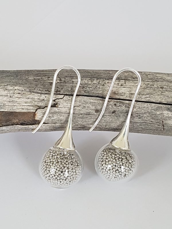 Boucles d'oreilles longues en verre soufflé et micro-billes gris