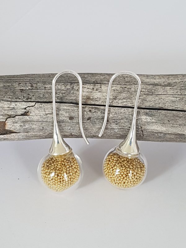 Boucles d'oreilles longues en verre soufflé et micro-billes doré