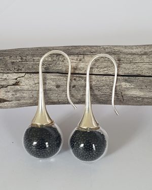 Boucles d'oreilles longues en verre soufflé et micro-billes noir