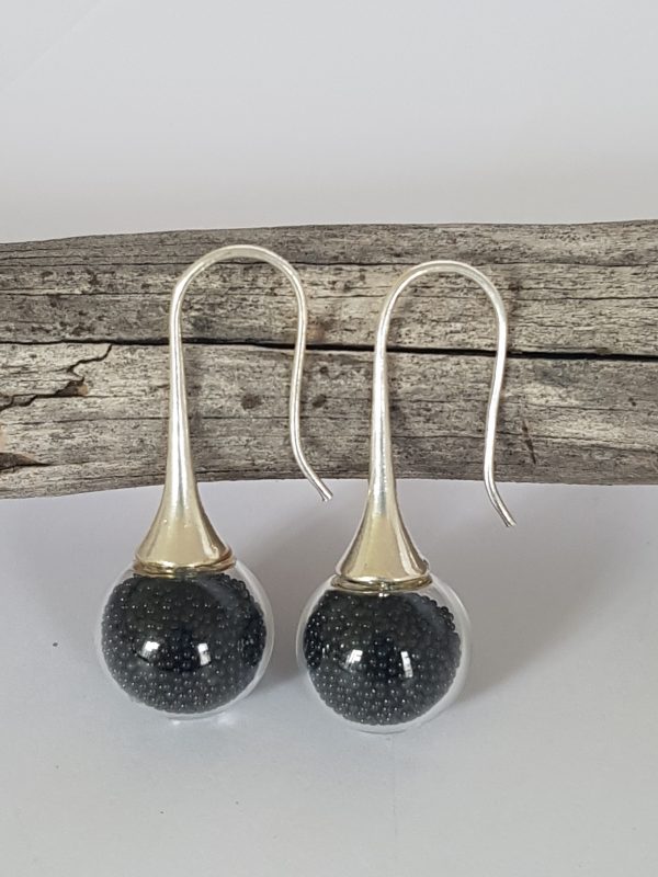 Boucles d'oreilles longues en verre soufflé et micro-billes noir