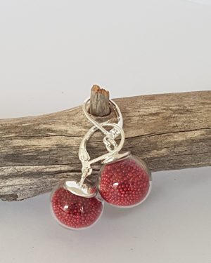 Boucles d'oreilles dormeuses bulles de verre et micro-billes rouge