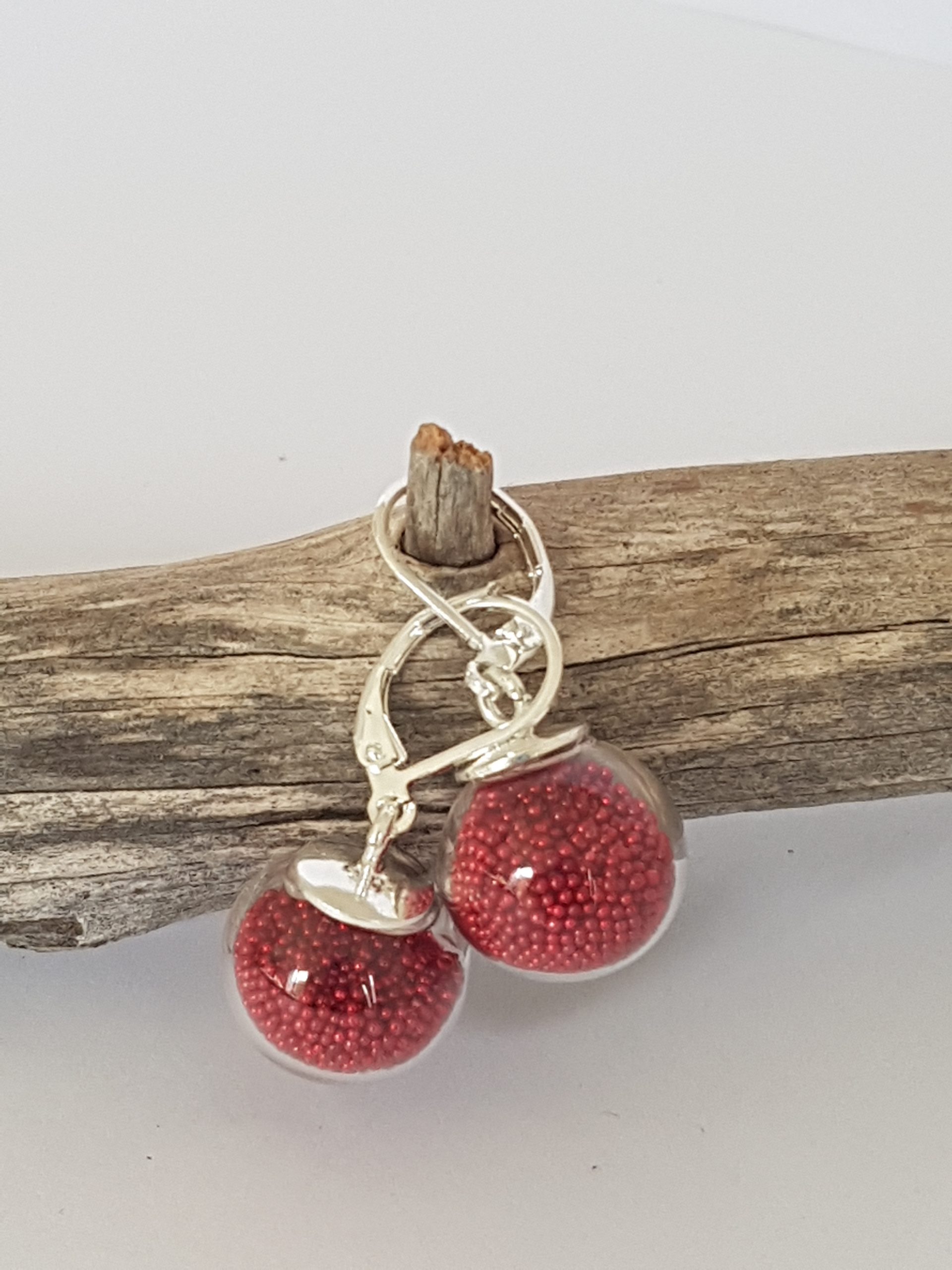 Boucles d'oreilles dormeuses bulles de verre et micro-billes rouge