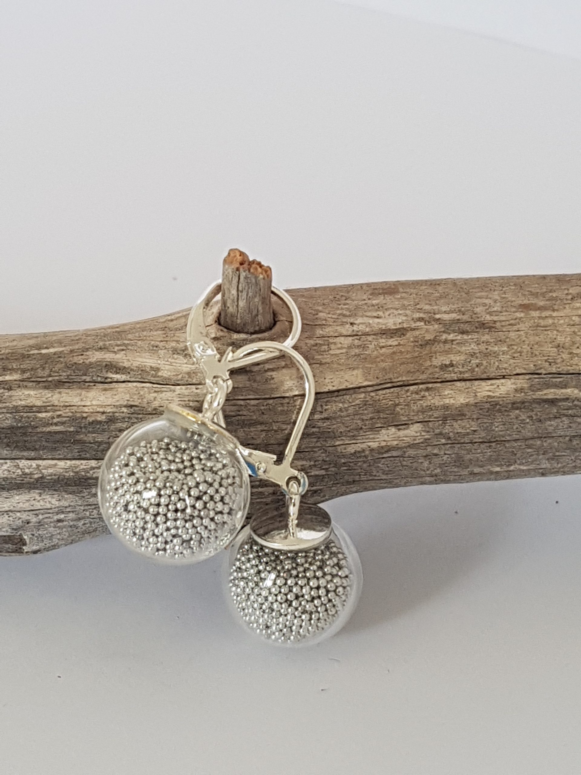 Boucles d'oreilles dormeuses bulles de verre et micro-billes gris