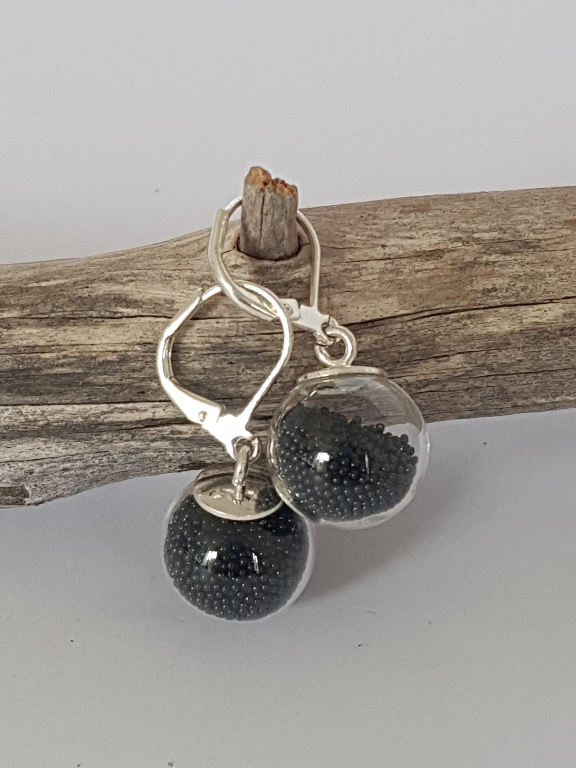 Boucles d'oreilles dormeuses bulles de verre et micro-billes noir