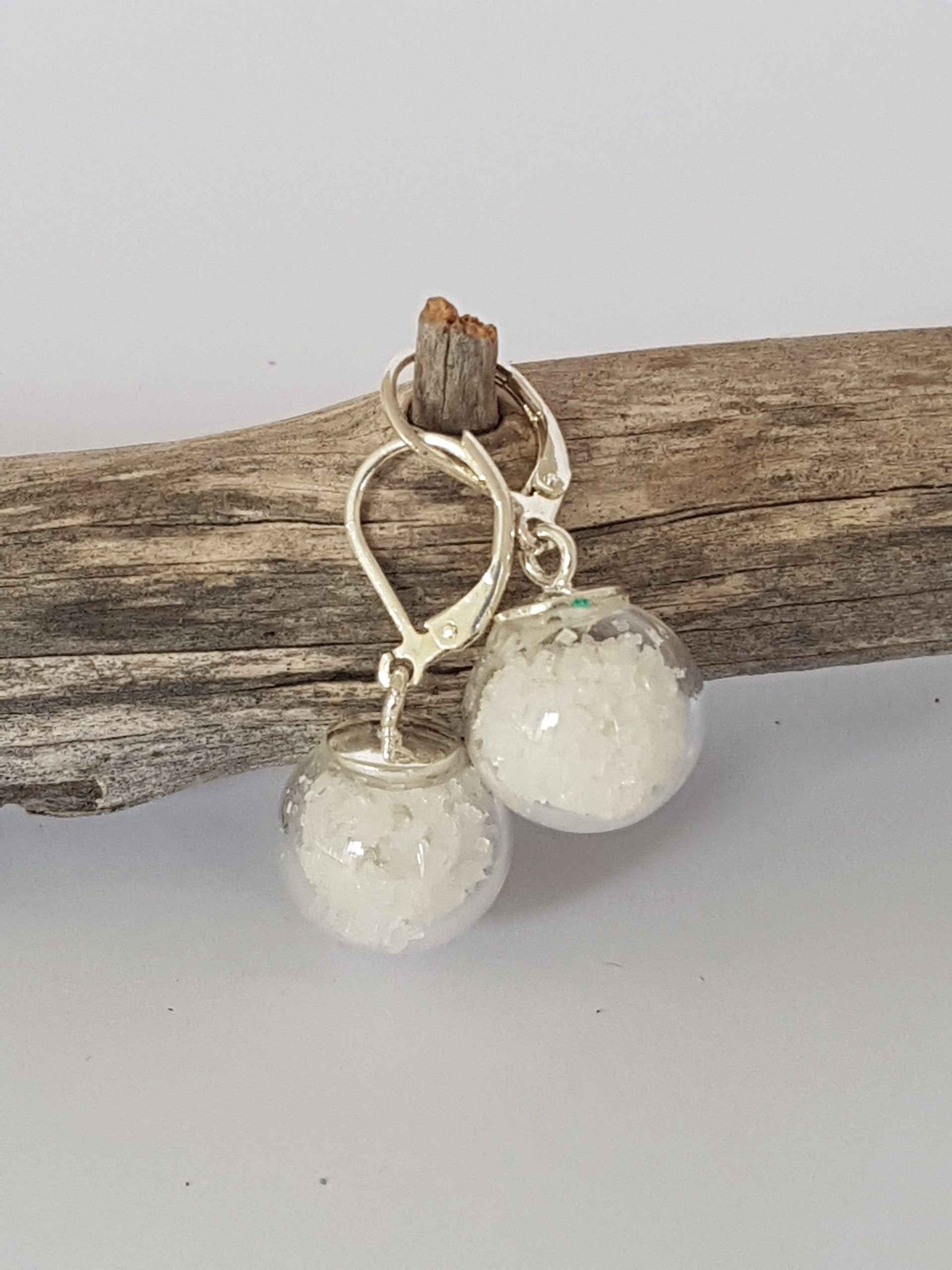 Boucles d'oreilles dormeuses bulles de verre et fleur de sel d'Oléron