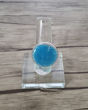 Bague bulle de verre disque et  micro-billes bleu clair
