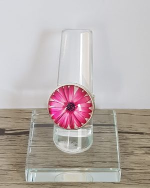 Bague cabochon fleur fuchsia