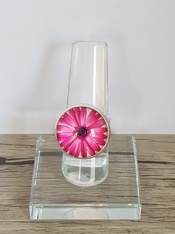 Bague cabochon fleur fuchsia
