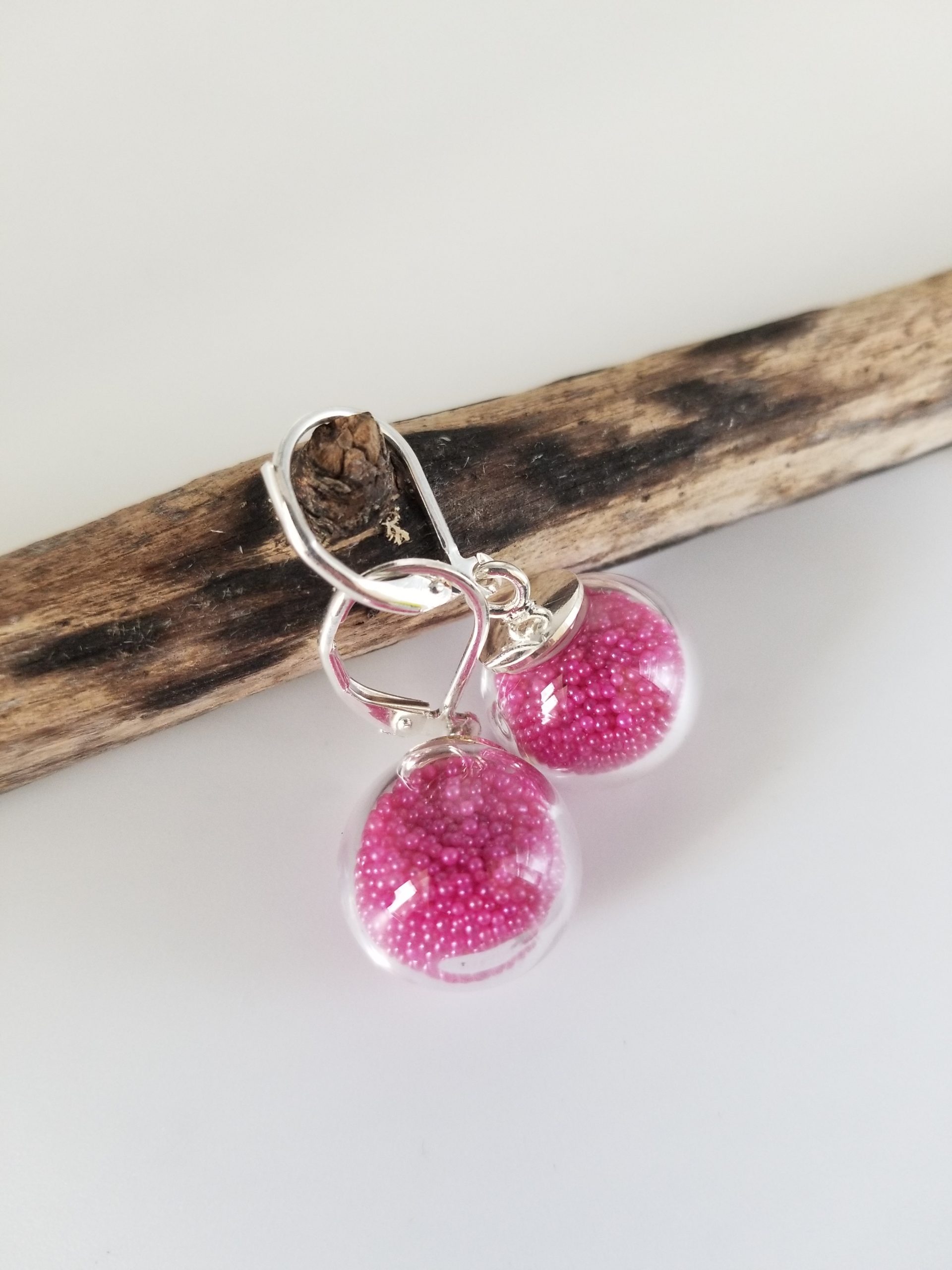 Boucles d'oreilles dormeuses bulles de verre et micro-billes fuchsia