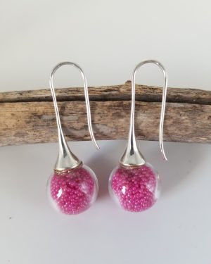 Boucles d'oreilles longues en verre soufflé et micro-billes fuchsia