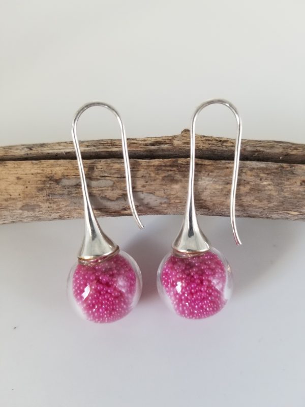 Boucles d'oreilles longues en verre soufflé et micro-billes fuchsia