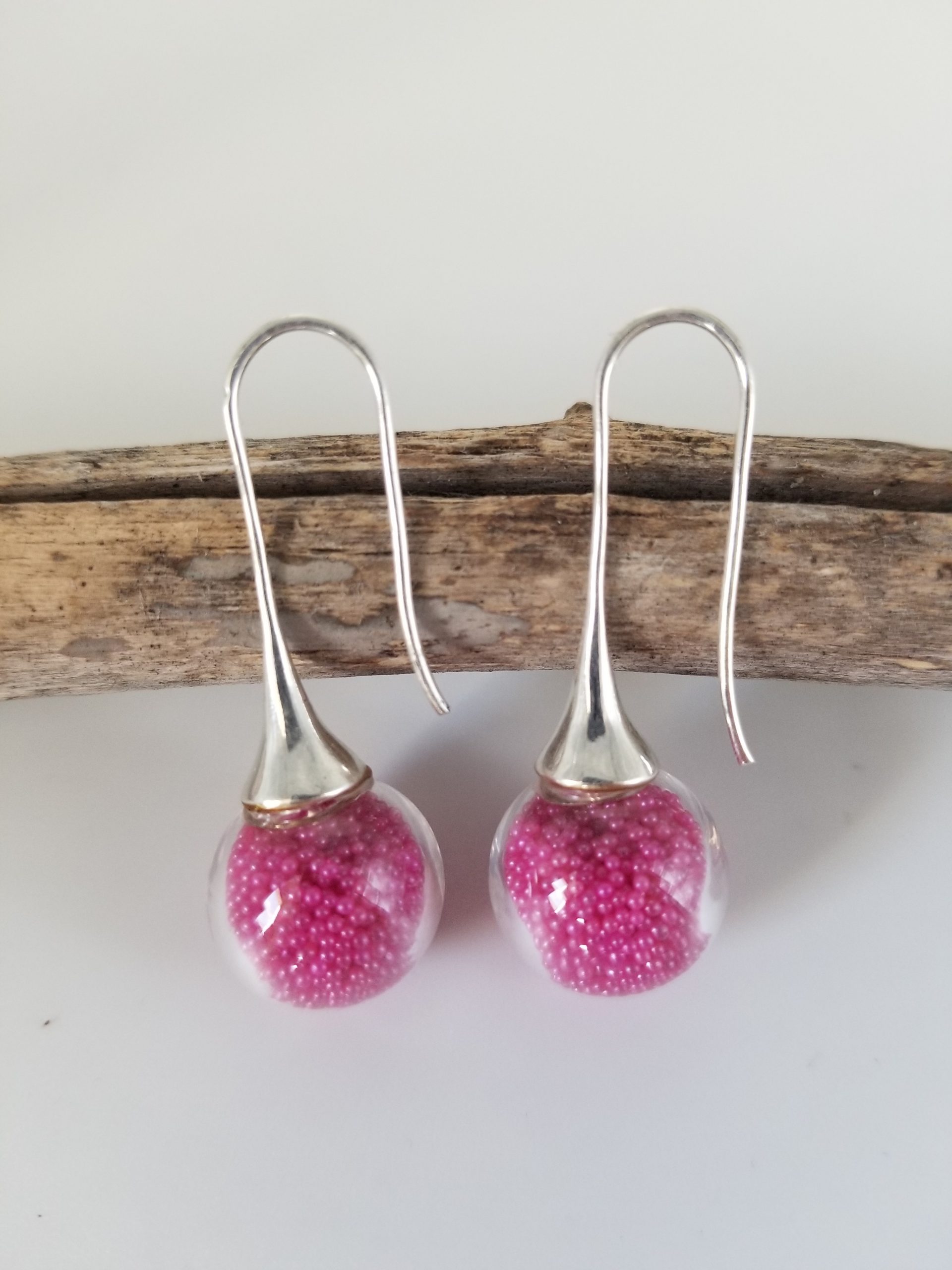 Boucles d'oreilles longues en verre soufflé et micro-billes fuchsia