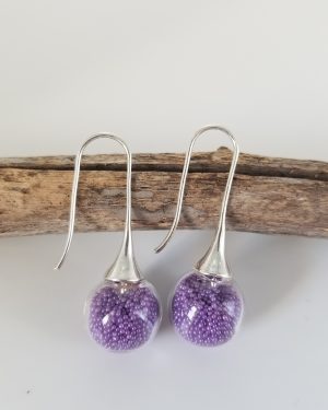 Boucles d'oreilles longues en verre soufflé et micro-billes mauve
