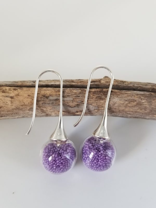 Boucles d'oreilles longues en verre soufflé et micro-billes mauve
