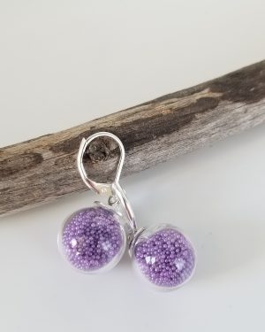 Boucles d'oreilles dormeuses bulles de verre et micro-billes mauve