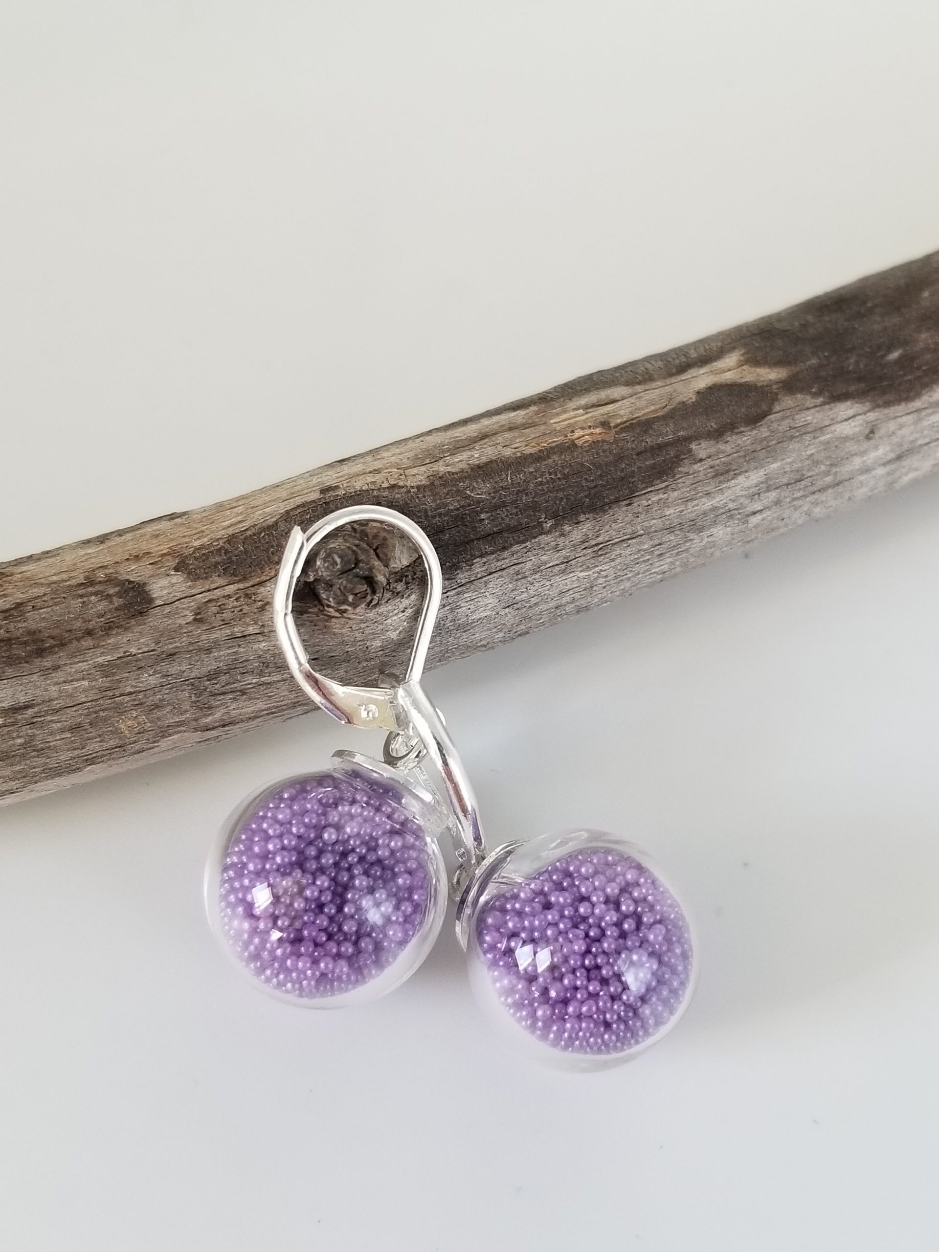Boucles d'oreilles dormeuses bulles de verre et micro-billes mauve