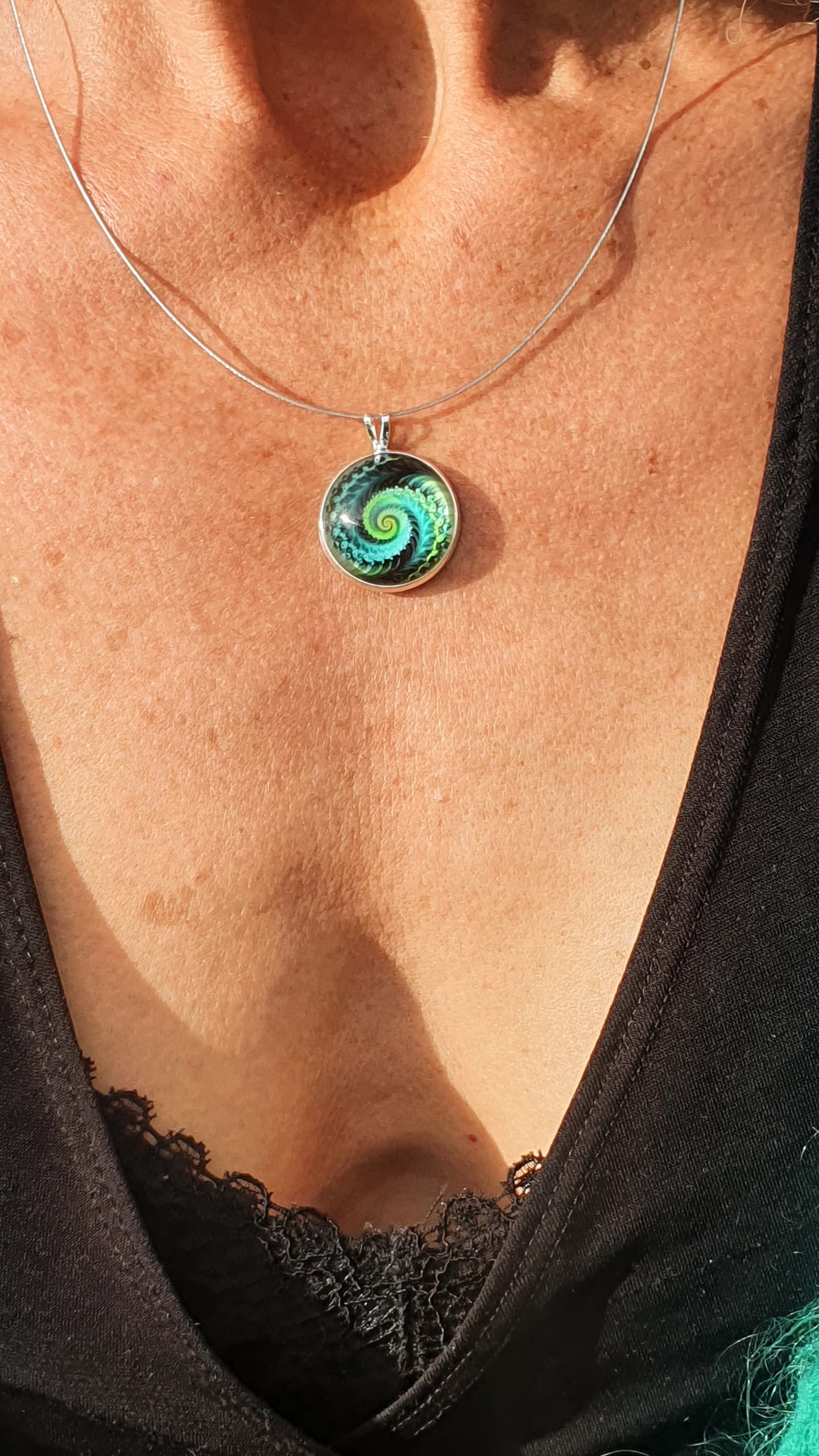 Collier pendentif cabochon spirale vert et noir – Image 3