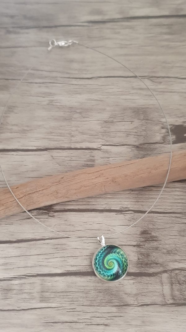 Collier pendentif cabochon spirale vert et noir