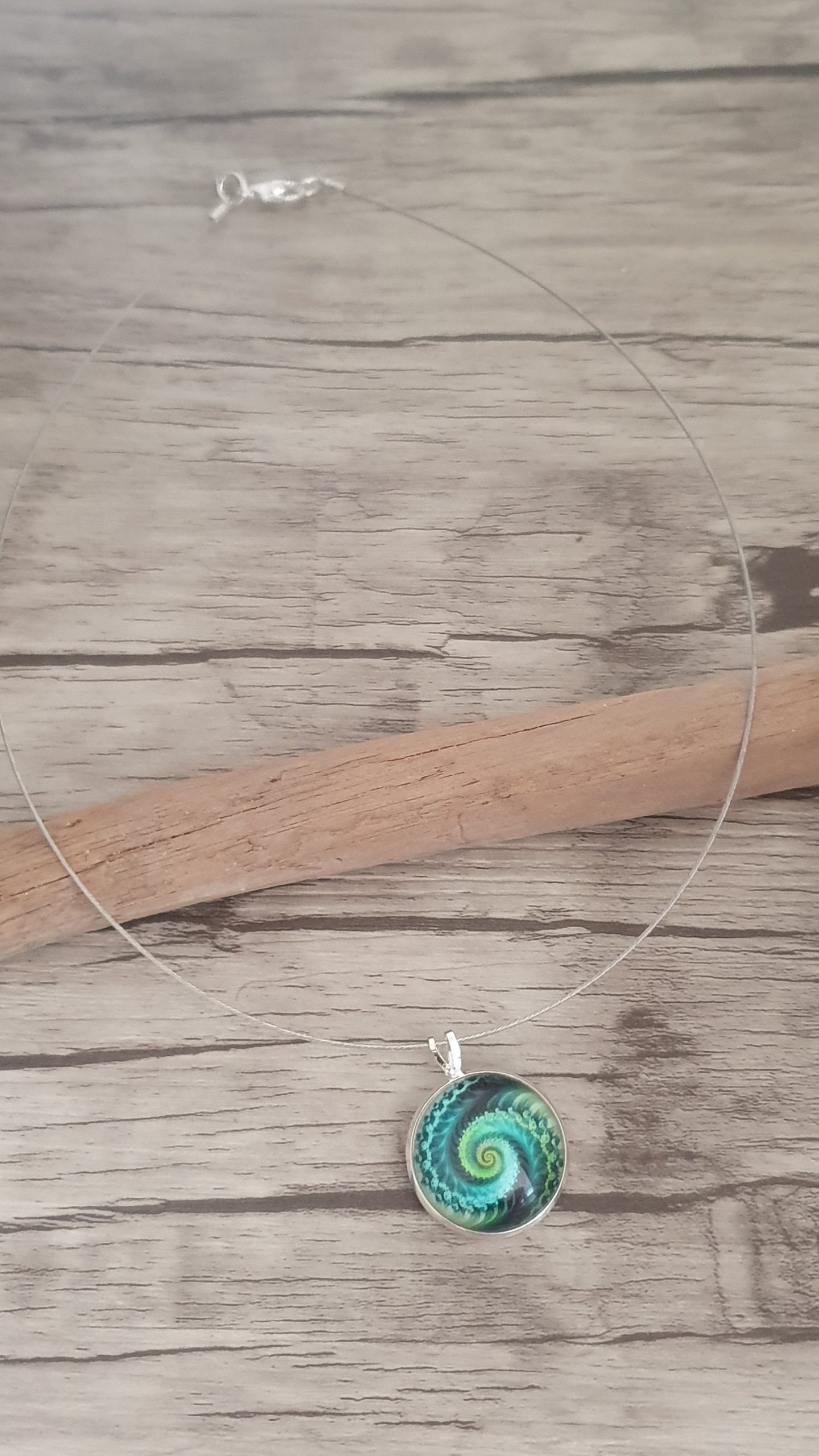 Collier pendentif cabochon spirale vert et noir